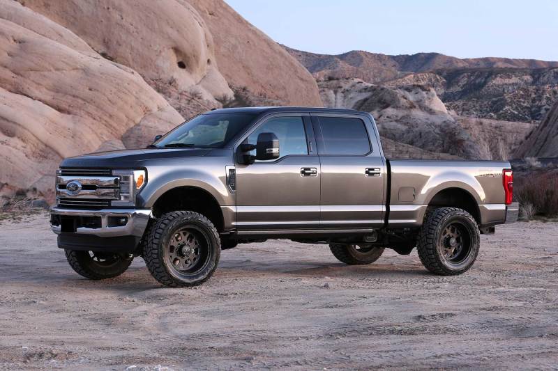 Fabtech 17+ Ford F250/350 4WD Gas 4in Rad Arm Sys w/Coils & 2.25 Dl Resi Frt & Dl Rr Shks