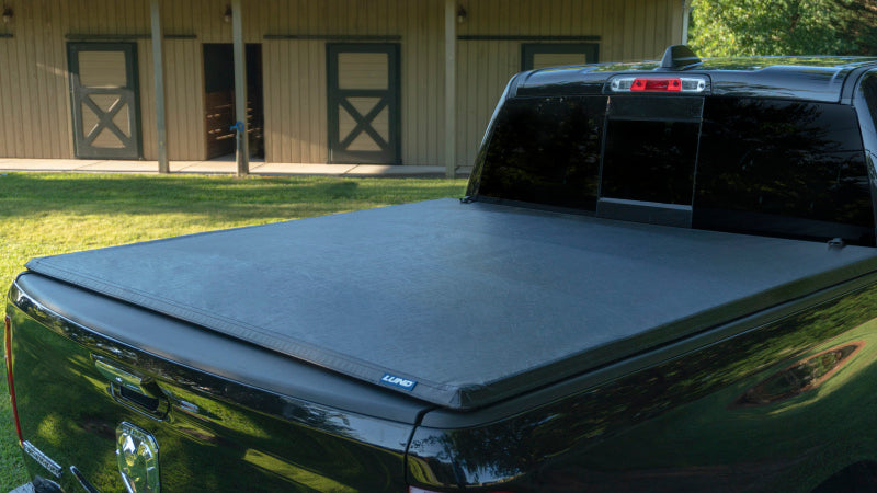 Lund Toyota Tundra (6.5ft. Bed) Genesis Tri-Fold Tonneau Cover - Black