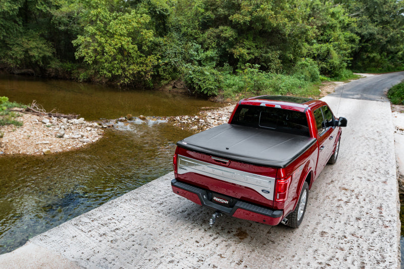 UnderCover Chevy Silverado 1500 / 2500/3500 HD 6.5ft SE Bed Cover - Black Textured